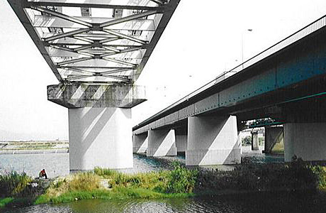 鳥飼大橋の橋脚に耐震補強を施した工事の完成写真。